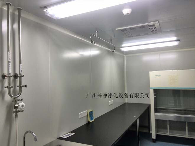 建造和使用潔凈室能有效減少室內(nèi)誘入、產(chǎn)生及滯留粒子。