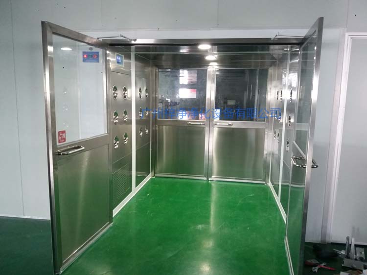 雙開(kāi)門(mén)貨淋室前門(mén)打開(kāi),后門(mén)緊鎖 防止?jié)崈羰遗c非潔凈室空氣對(duì)流。