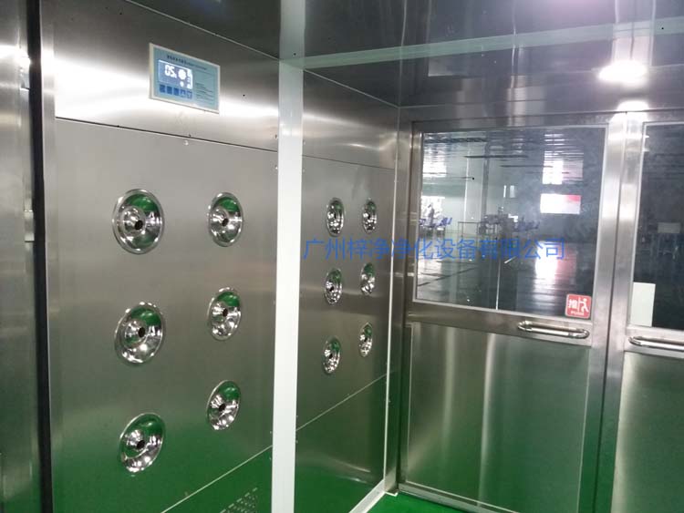 雙開(kāi)門(mén)貨淋室工作區(qū)配智能控制器,方便人員使用操作。