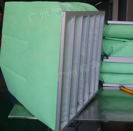 過(guò)濾棉袋式初效過(guò)濾器采用過(guò)濾棉縫制袋。