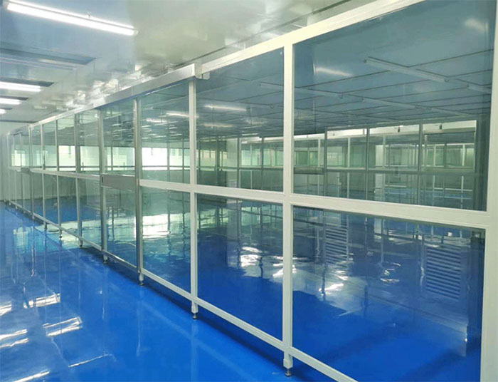 流水線潔凈棚又稱為生產(chǎn)線潔凈室或者組裝式潔凈棚，水線生產(chǎn)無(wú)塵棚，潔凈組裝流水線生產(chǎn)潔凈棚，凈化風(fēng)淋流水線