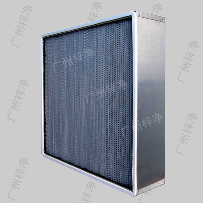 400度耐高溫高效過濾器可以滿足特殊工業(yè)的嚴(yán)格要求，適用于各種潔凈室、潔凈臺、制藥廠、生物廠、食品加工及其他任何需要嚴(yán)格控制空氣污染的場所。