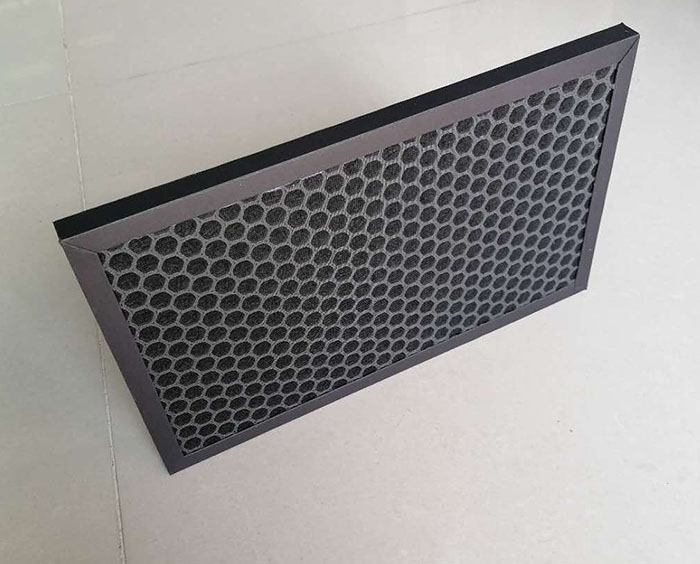 板式蜂窩活性炭過(guò)濾器又稱(chēng)為蜂窩活性炭過(guò)濾網(wǎng)或者平鋪式顆?；钚蕴靠諝膺^(guò)濾器