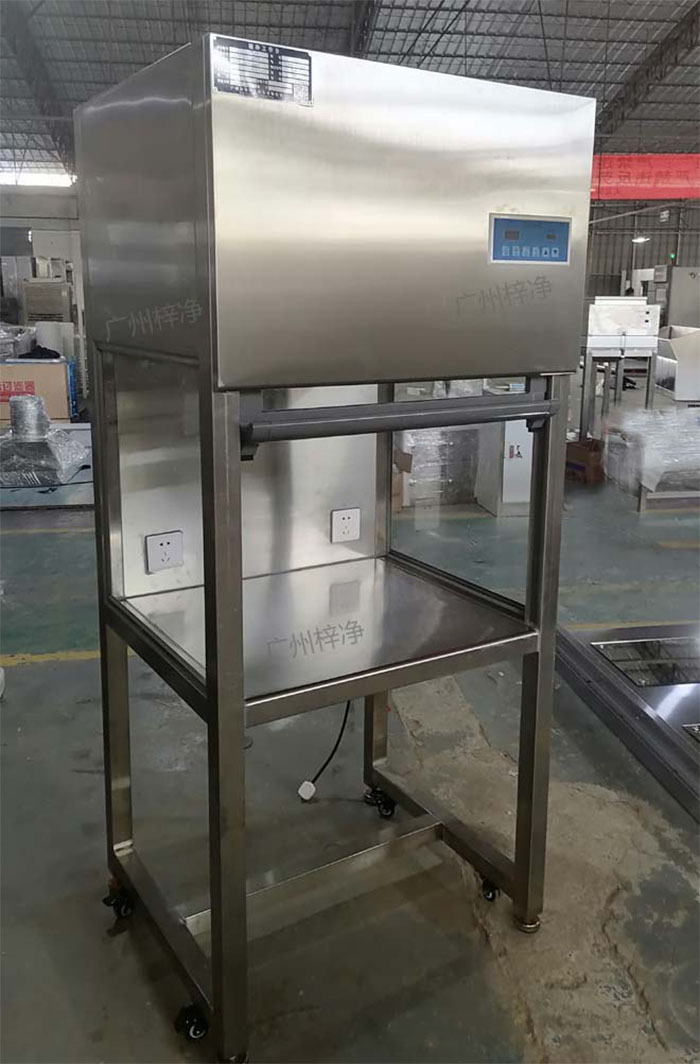 升降門超凈工作臺是采用單向空氣流，室內(nèi)空氣經(jīng)預(yù)初效過濾器進(jìn)入靜壓箱，再經(jīng)過高效空氣過濾器，最后在操作區(qū)內(nèi)形成高度潔凈的單向空氣流，是提供操作區(qū)高潔凈度工作環(huán)境的理想設(shè)備。