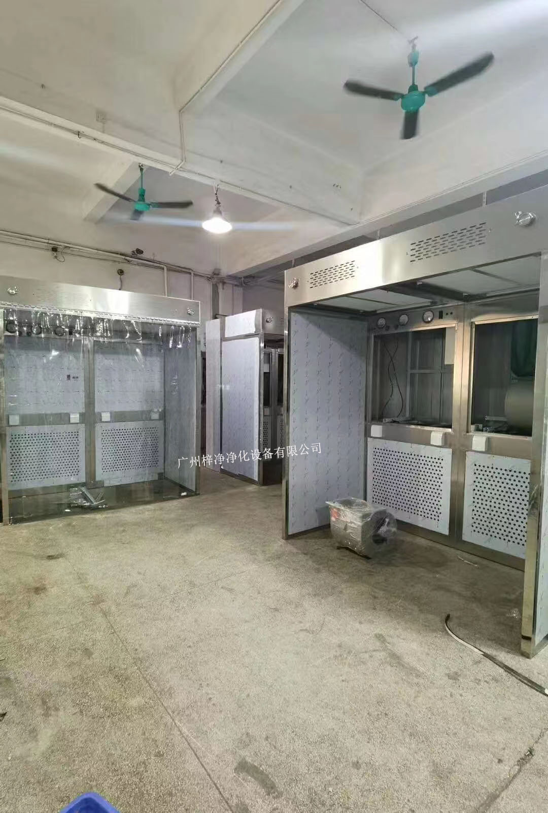 負(fù)壓稱量室設(shè)備由工作區(qū)、回風(fēng)箱體、風(fēng)機(jī)箱體、出風(fēng)箱體及外箱體幾大部分拼裝而成。