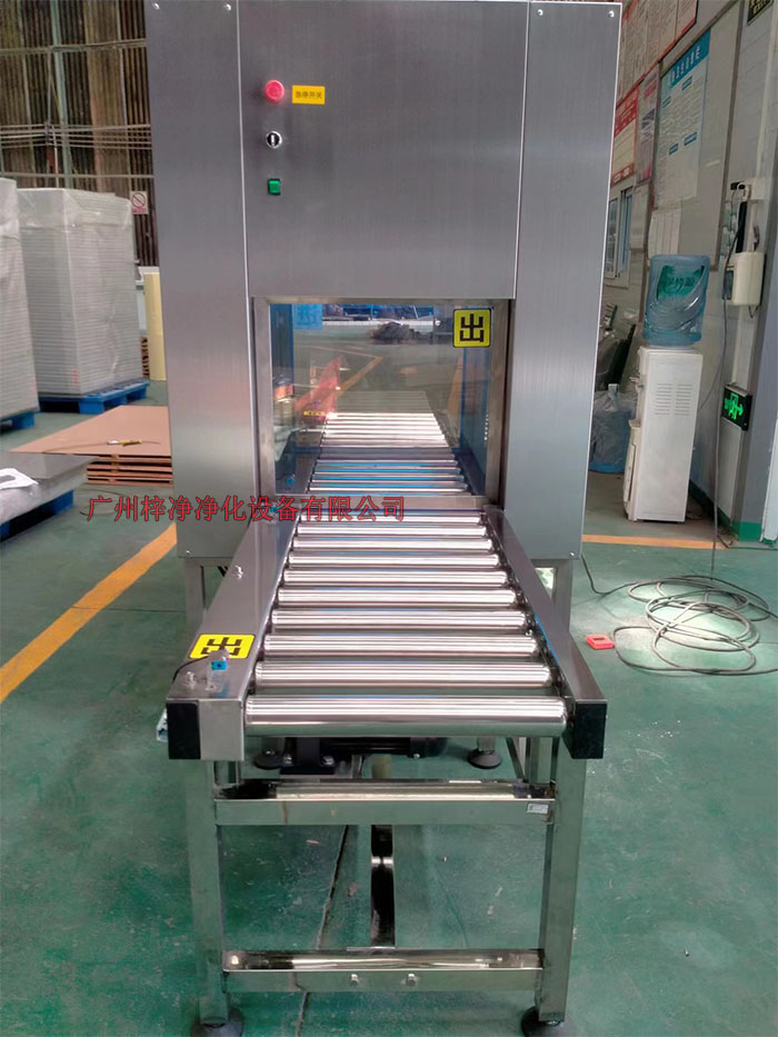 輸送帶傳遞窗的制作法于其它傳遞窗不一樣，輸送線傳遞窗下面加了條流水線，上層要傳遞貨物。