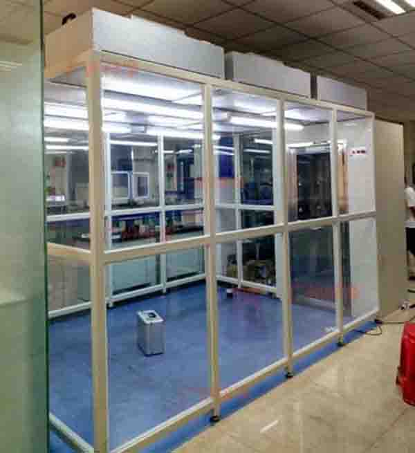 百級(jí)潔凈棚案例:頂部布滿了FFU,防止氣流產(chǎn)生亂流。