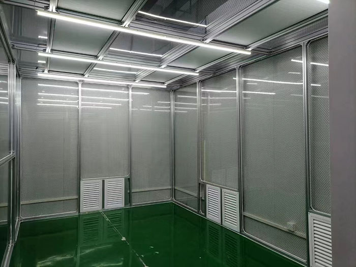 選擇百級(jí)無(wú)塵潔凈棚還是千級(jí)無(wú)塵潔凈棚，應(yīng)根據(jù)具體的生產(chǎn)需求、產(chǎn)品要求和預(yù)算來(lái)決定。