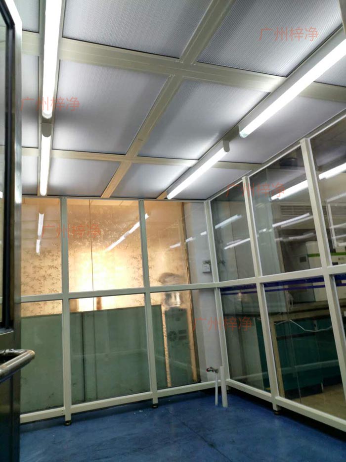 潔凈棚中的空氣過濾器是凈化空氣的核心部件，其性能直接影響潔凈度。高效空氣過濾器（HEPA）的過濾效率、濾料更換周期和過濾器維護狀況均會影響空氣潔凈度。