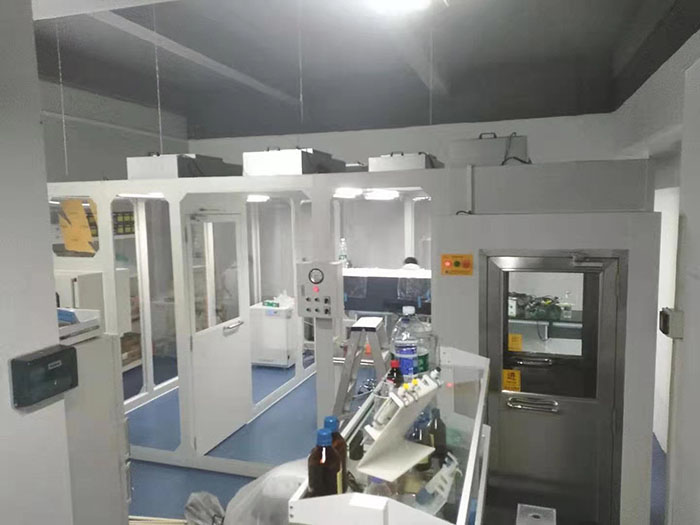 百級潔凈棚在研究病原微生物、疫苗開發(fā)等領(lǐng)域，百級潔凈棚是必不可少的。