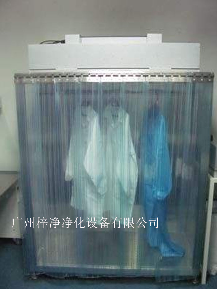 潔凈衣柜可制作為一體和分體，分體結(jié)構(gòu)為FFU+機(jī)架，在初效過(guò)濾器和高效過(guò)濾器終阻力的狀態(tài)下仍可保證風(fēng)量不變。